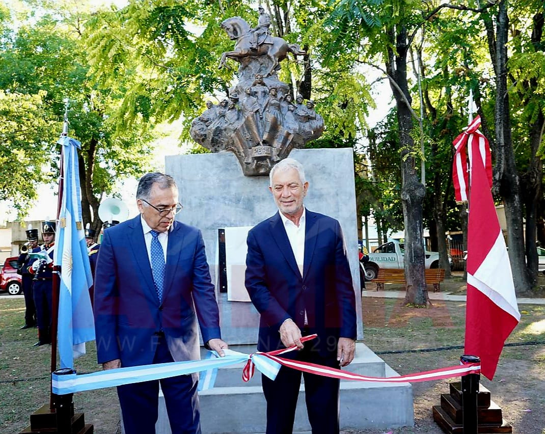 El intendente Julio Alak y el embajador Peruano inauguraron el monumento a San Martín en la plaza República del Perú