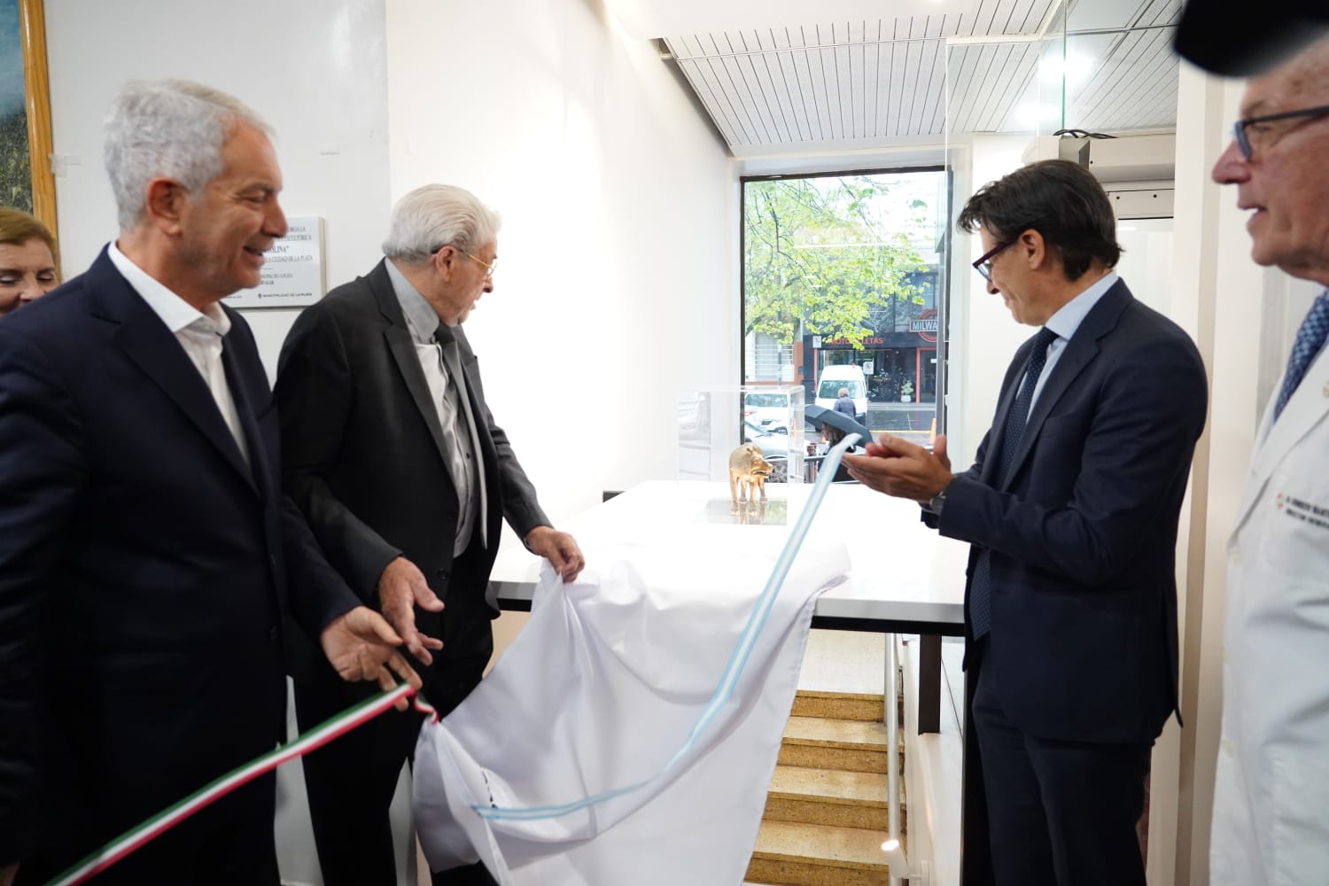 Alak acompañó la inauguración de una obra que rinde homenaje a la mítica Loba Capitolina Alak acompañó la inauguración de una obra que rinde homenaje a la mítica Loba Capitolina